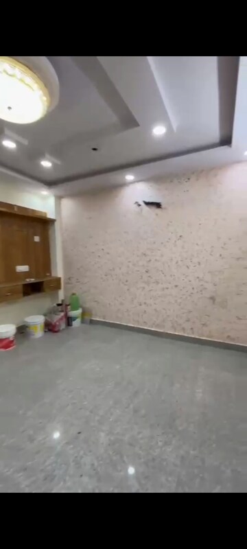 Room in 3 BHK Builder Floor at Vijay Enclave – for Rent