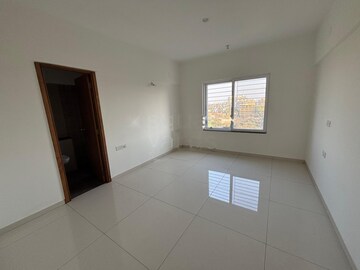 Room in 3 BHK Apartment at Kalpataru Estate, Pimple Gurav – for Rent