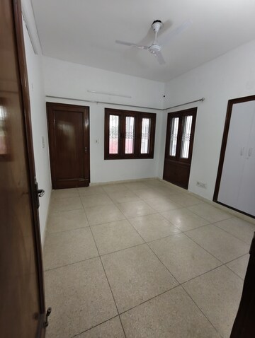 Room in 5 BHK Independent House at Anand Vihar – for Rent