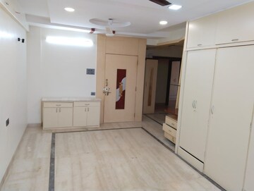 Room in 2 BHK Apartment at Santacruz West – for Rent