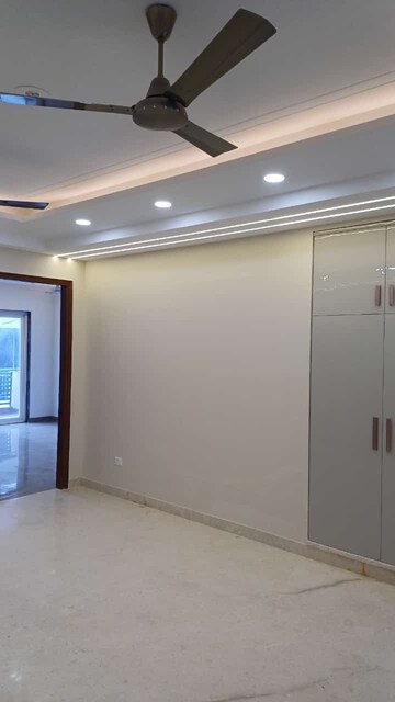 Room in 4 BHK Builder Floor at Sector 52 – for Sale