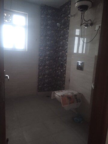 Bathroom in 3 BHK Builder Floor at Super Mart 1, Sector 27 – for Rent