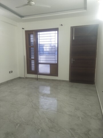 Furnished Amenities in 3 BHK Builder Floor at Super Mart 1, Sector 27 – for Rent