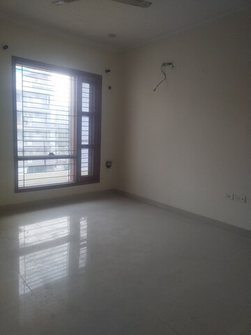 Furnished Amenities in 3 BHK Builder Floor at Super Mart 1, Sector 27 – for Rent
