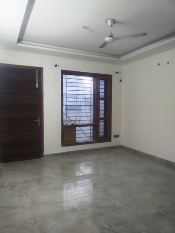 Building Lobby in 3 BHK Builder Floor at Super Mart 1, Sector 27 – for Rent