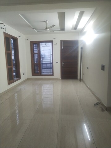 Building Lobby in 3 BHK Builder Floor at Super Mart 1, Sector 27 – for Rent