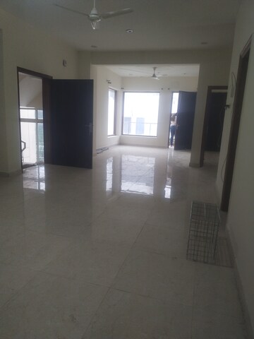 Furnished Amenities in 3 BHK Builder Floor at Super Mart 1, Sector 27 – for Rent