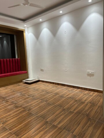 Room in 3 BHK Builder Floor at Birla Navya, Sector 63a – for Rent