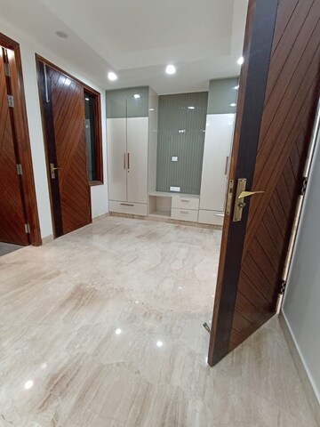 Room in 2 BHK Apartment at Paschim Vihar – for Rent