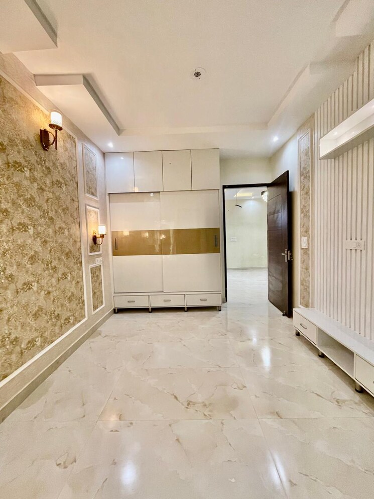 Room, parklands 3 Bedroom 250 Sq.Yd. Builder Floor In Sector 85 Faridabad 8279509