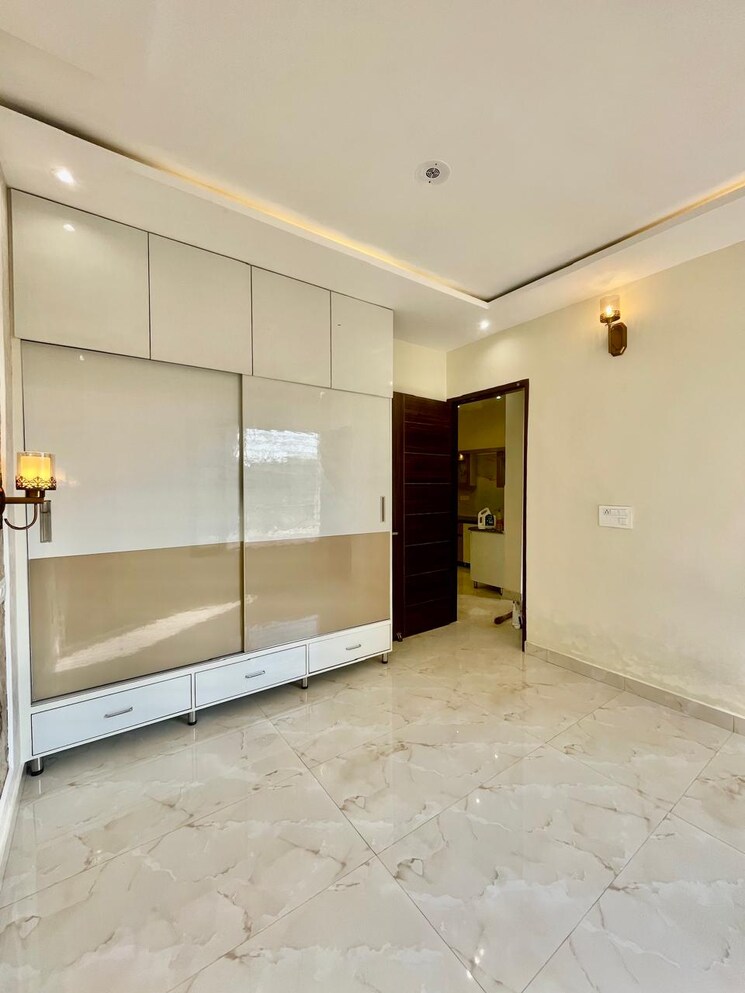 Room, parklands 3 Bedroom 250 Sq.Yd. Builder Floor In Sector 85 Faridabad 8279509