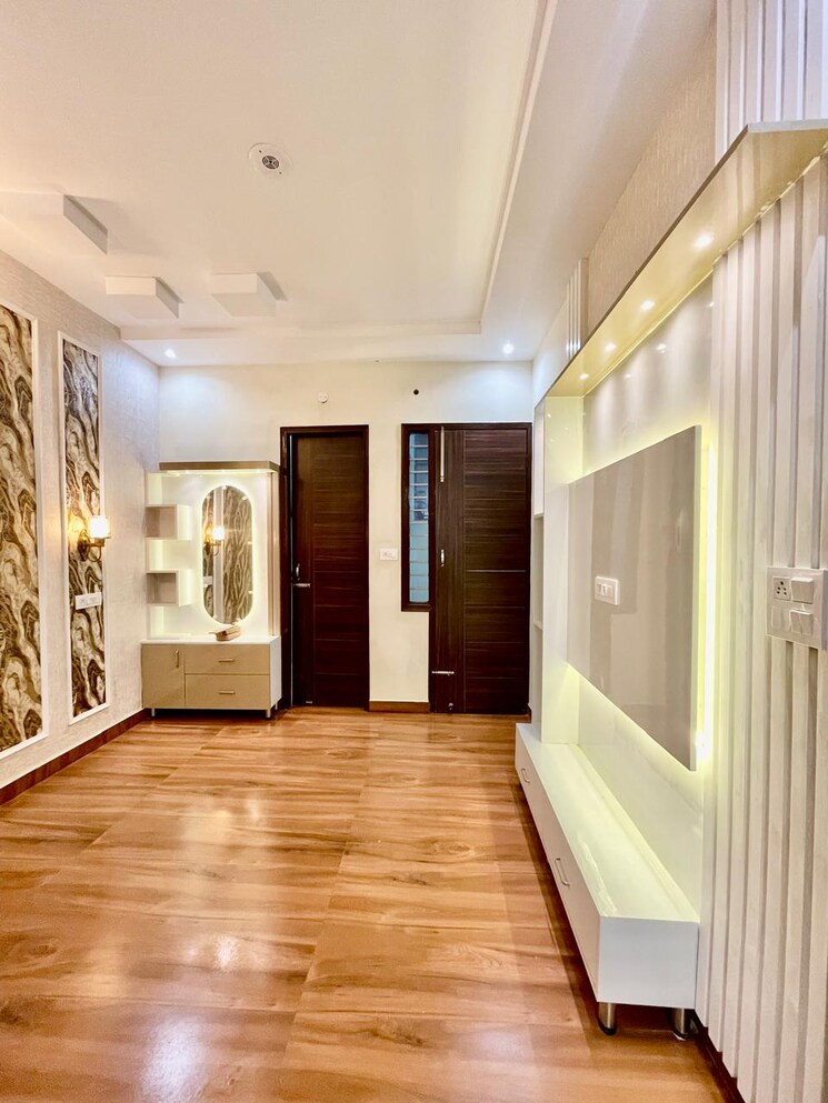 Room, parklands 3 Bedroom 250 Sq.Yd. Builder Floor In Sector 85 Faridabad 8279509