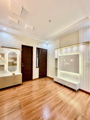Room in 3 BHK Builder Floor at Parklands, Sector 85 – for Sale