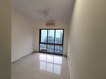 Room in 3 BHK Apartment at Bandra West – for Rent