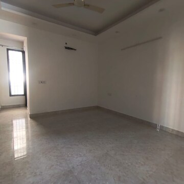 Room in 3 BHK Builder Floor at Sector 52 – for Rent