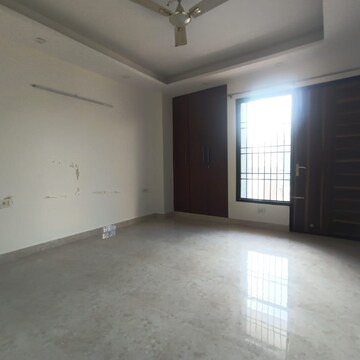 Room in 3 BHK Builder Floor at Sector 52 – for Rent