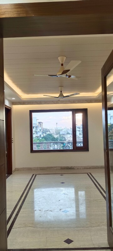 Room in 3 BHK Builder Floor at Sector 15 – for Rent
