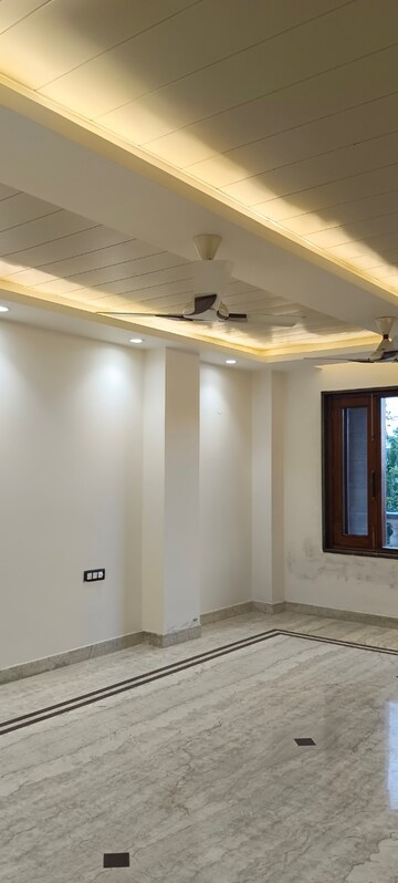 Building Lobby in 3 BHK Builder Floor at Sector 15 – for Rent