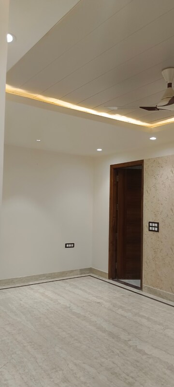 Room in 3 BHK Builder Floor at Sector 15 – for Rent