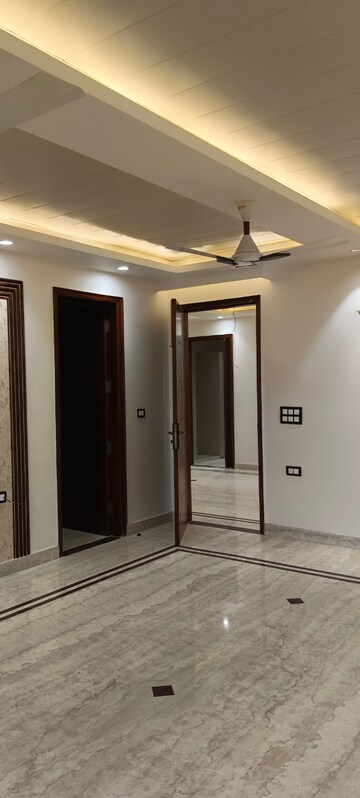 Building Lobby in 3 BHK Builder Floor at Sector 15 – for Rent