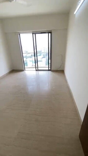 Room in 3 BHK Apartment at HDIL Metropolis Residences, Andheri West – for Rent