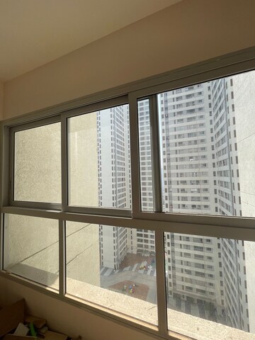 Room in 2 BHK Apartment at Piramal Vaikunth, Balkum Pada – for Rent