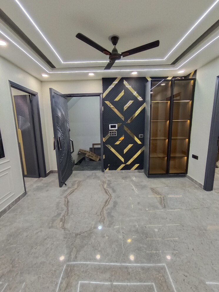  Parking, mansarover garden 3 Bedroom 135 Sq.Yd. Builder Floor In Mansarover Garden Delhi 8281301