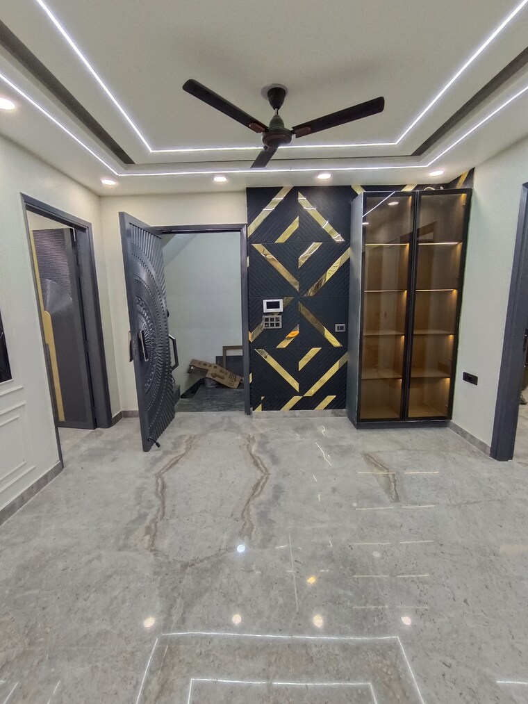  Parking, mansarover garden 3 Bedroom 135 Sq.Yd. Builder Floor In Mansarover Garden Delhi 8281301