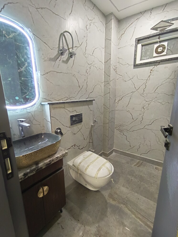 Bathroom, mansarover garden 3 Bedroom 135 Sq.Yd. Builder Floor In Mansarover Garden Delhi 8281301