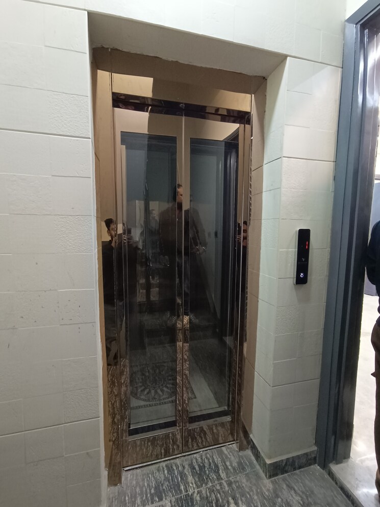 undefined, mansarover garden 3 Bedroom 135 Sq.Yd. Builder Floor In Mansarover Garden Delhi 8281301