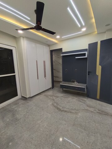 Room in 3 BHK Builder Floor at Mansarover Garden – for Sale