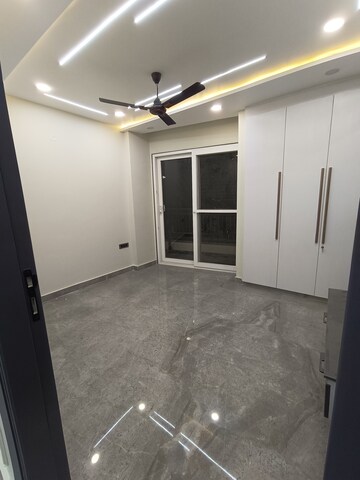 Room in 3 BHK Builder Floor at Mansarover Garden – for Sale