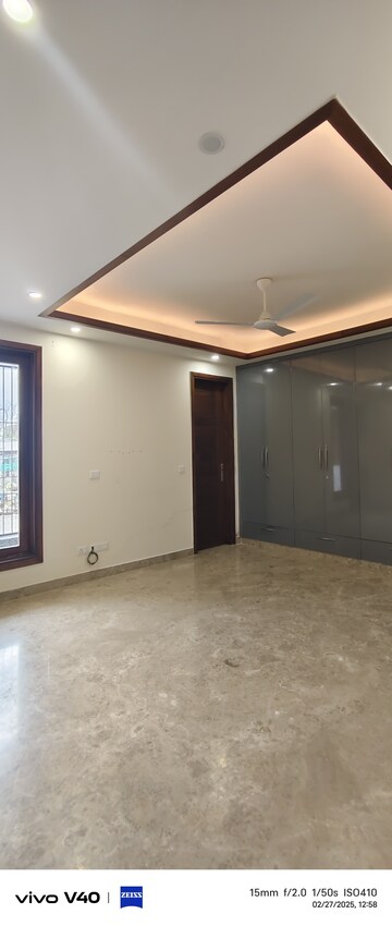 Room in 3 BHK Builder Floor at Defence Colony – for Rent