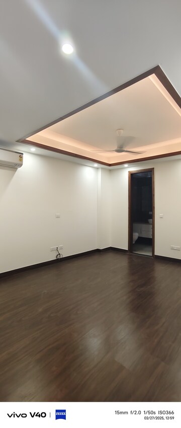 Room in 3 BHK Builder Floor at Defence Colony – for Rent