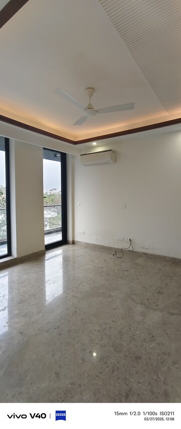 Room in 3 BHK Builder Floor at Defence Colony – for Rent