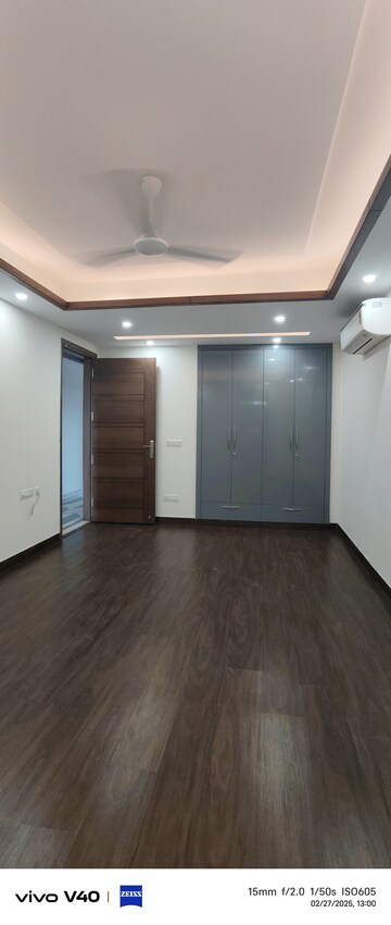 Room in 3 BHK Builder Floor at Defence Colony – for Rent