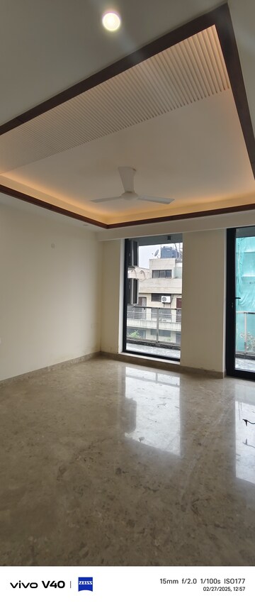 Room in 3 BHK Builder Floor at Defence Colony – for Rent