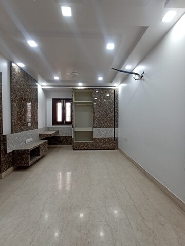 Room in 3 BHK Builder Floor at Paschim Vihar – for Rent