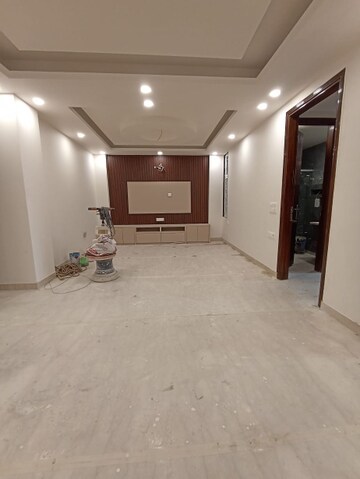 Room in 3 BHK Builder Floor at Paschim Vihar – for Rent