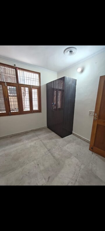 Room in 1 RK Builder Floor at Rohini Sector 11 – for Rent