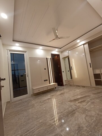 Room in 3 BHK Builder Floor at Paschim Vihar – for Rent