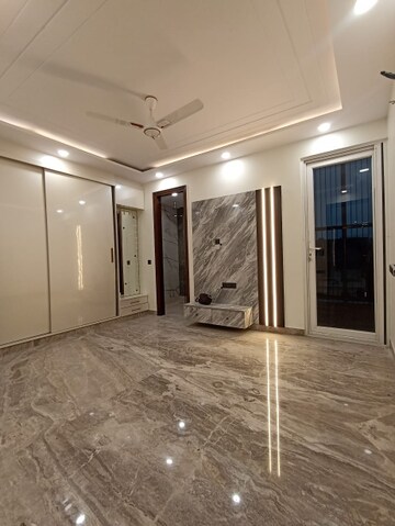 Room in 3 BHK Builder Floor at Paschim Vihar – for Rent