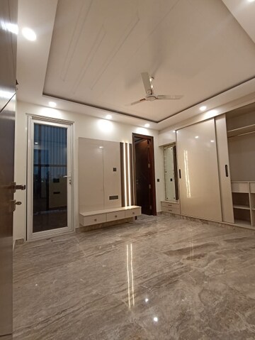 Room in 3 BHK Builder Floor at Paschim Vihar – for Rent