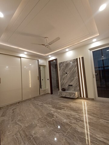 Room in 3 BHK Builder Floor at Paschim Vihar – for Rent
