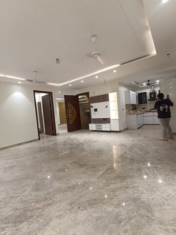 Room in 3 BHK Builder Floor at Paschim Vihar – for Rent