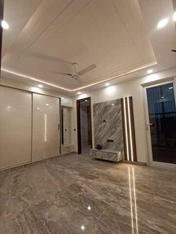 Room in 3 BHK Builder Floor at Paschim Vihar – for Rent