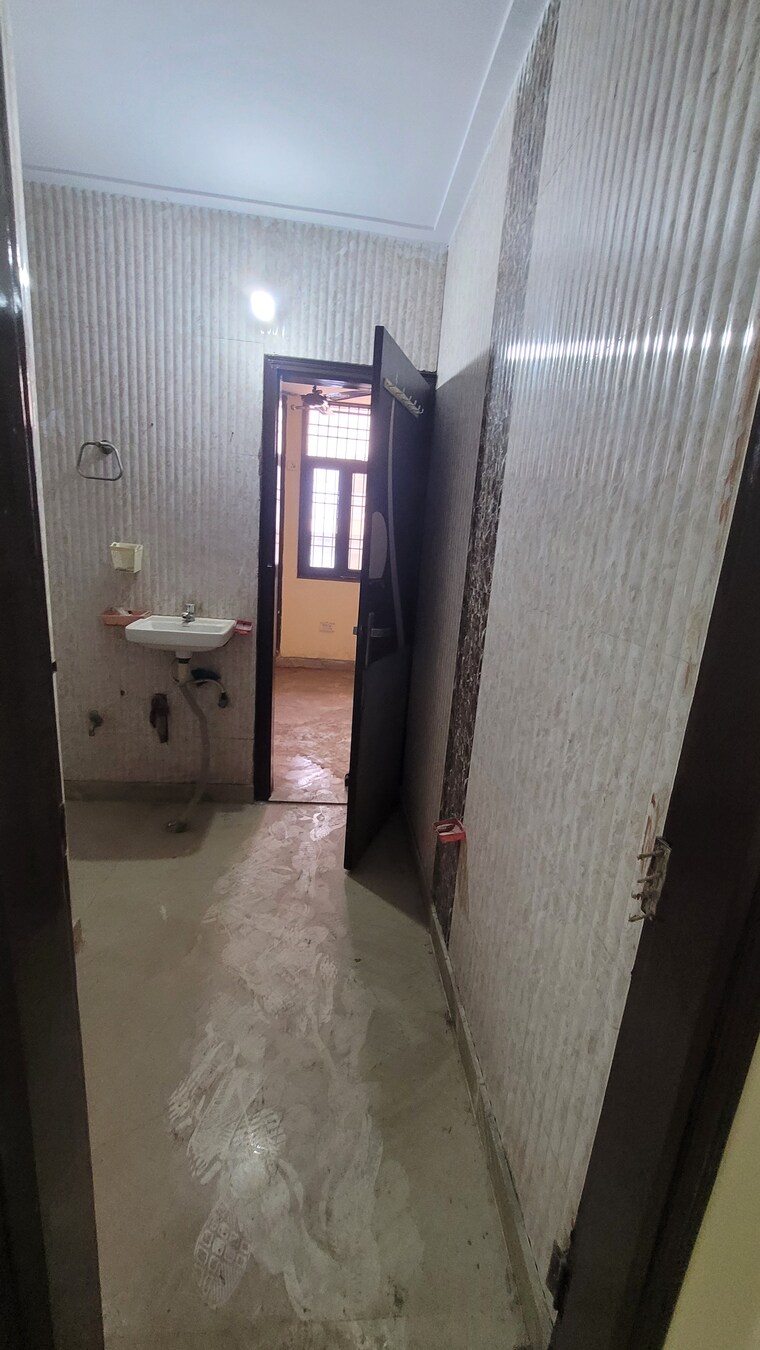 Attached Bathroom, dilshad colony 3 Bedroom 1200 Sq.Ft. Builder Floor In Dilshad Colony Delhi 8281483