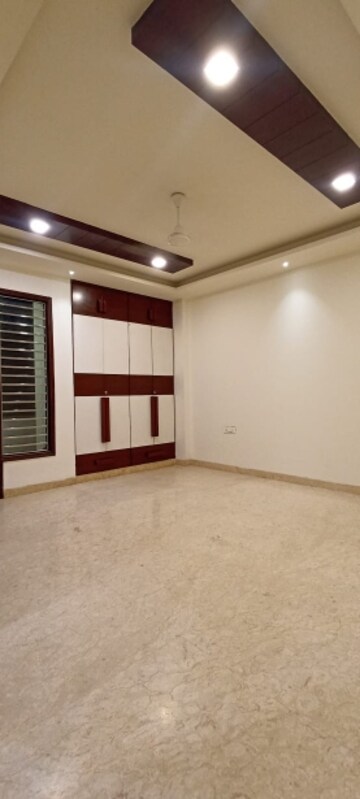 Room in 3 BHK Builder Floor at Paschim Vihar – for Rent