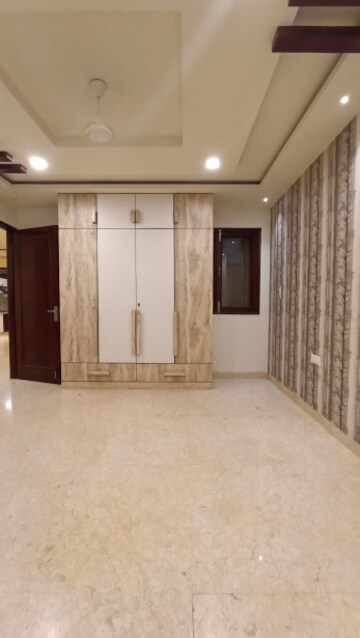 Room in 3 BHK Builder Floor at Paschim Vihar – for Rent