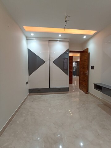 Room in 3 BHK Builder Floor at Paschim Vihar – for Rent
